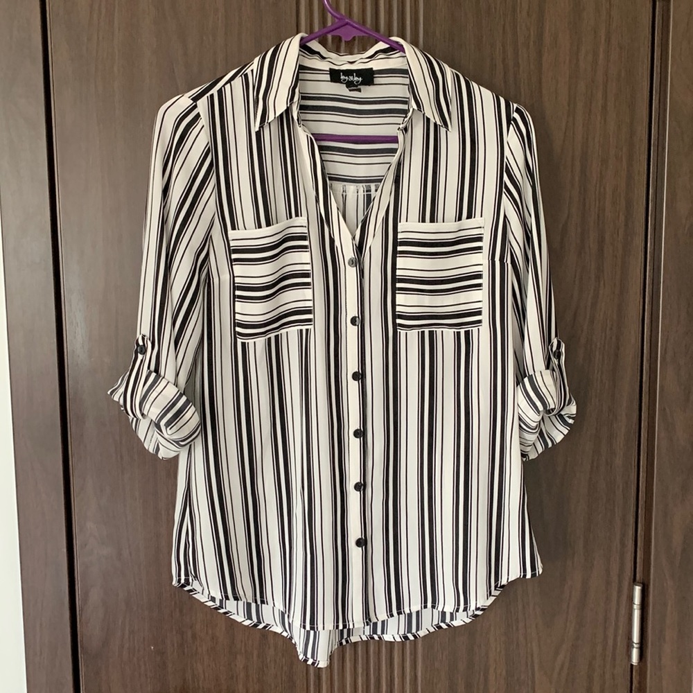 Black and White Stripe lightweight V neck collar top